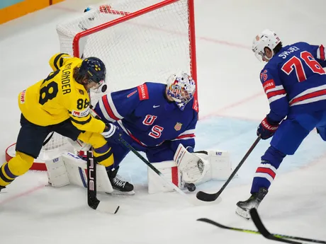 Švéd William Nylander a brankár USA Jeremy Swayman v semifinálovom zápase Švédsko - USA na MS v hokeji 2025.
