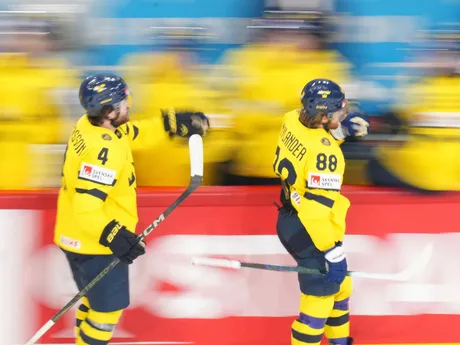 Hokejisti Švédska oslavujú gól v semifinálovom zápase Švédsko - USA na MS v hokeji 2025.