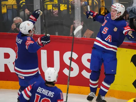 Hokejisti USA oslavujú gól v semifinálovom zápase Švédsko - USA na MS v hokeji 2025.