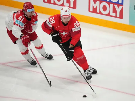 Timo Meier a Jesper Jensen Aabo v zápase Švajčiarsko - Dánsko v semifinále MS v hokeji 2025. 