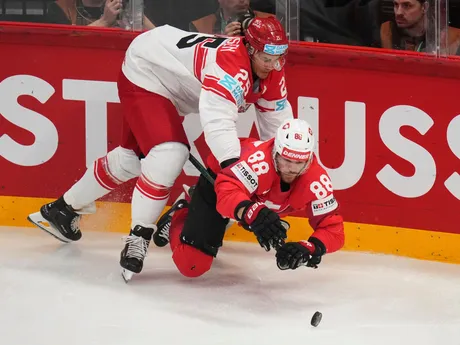 Oliver Lauridsen a Christoph Bertschy v zápase Švajčiarsko - Dánsko v semifinále MS v hokeji 2025. 