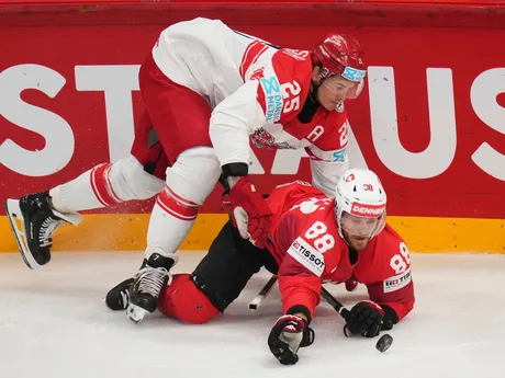 Oliver Lauridsen a Christoph Bertschy v zápase Švajčiarsko - Dánsko v semifinále MS v hokeji 2025. 