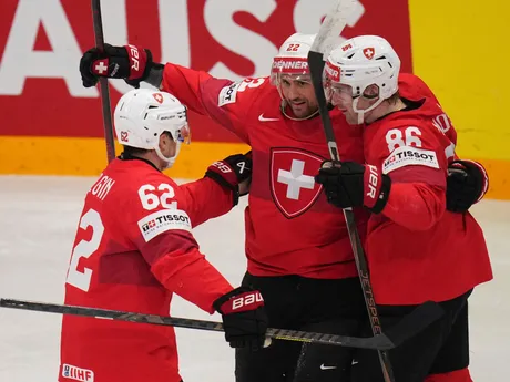 Švajčiarsko oslavuje gól v zápase Švajčiarsko - Dánsko v semifinále MS v hokeji 2025. 