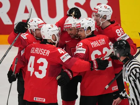 Švajčiarsko oslavuje gól v zápase Švajčiarsko - Dánsko v semifinále MS v hokeji 2025. 