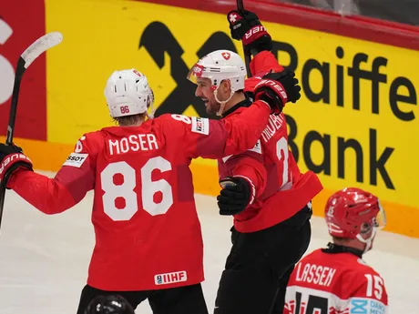 Švajčiarsko oslavuje gól v zápase Švajčiarsko - Dánsko v semifinále MS v hokeji 2025. 