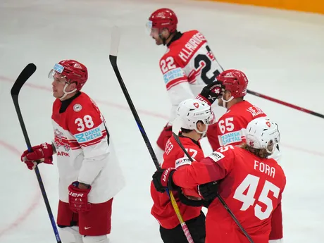 Švajčiarsko oslavuje gól v zápase Švajčiarsko - Dánsko v semifinále MS v hokeji 2025. 