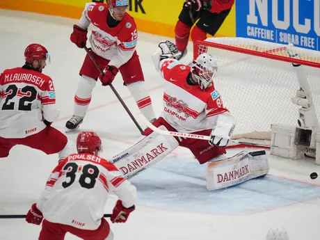 Dánsky brankár Frederik Dichow inkasuje gól v zápase Švajčiarsko - Dánsko v semifinále MS v hokeji 2025. 