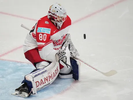 Brankár Dánska Frederik Dichow v zápase Švajčiarsko - Dánsko v semifinále MS v hokeji 2025. 