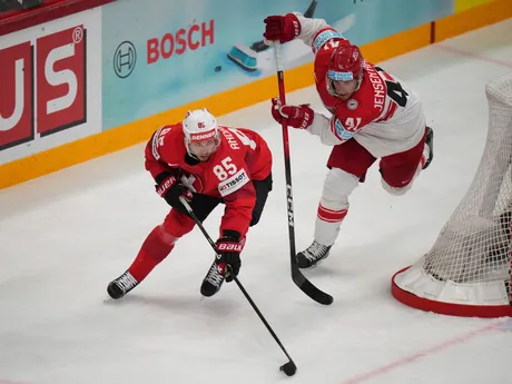 Švajčiar Sven Andrighetto a Dán Jesper Jensen v zápase Švajčiarsko - Dánsko v semifinále MS v hokeji 2025. 
