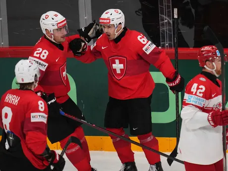 Hokejisti Švajčiarska oslavujú gól v zápase Švajčiarsko - Dánsko v semifinále MS v hokeji 2025. 