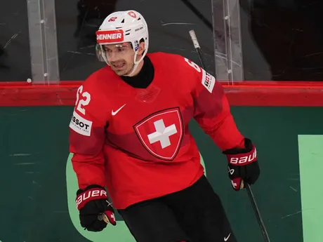 Švajčiar Denis Malgin v zápase Švajčiarsko - Dánsko v semifinále MS v hokeji 2025. 
