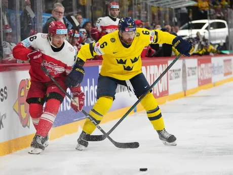 Dán Jonas Rondbjerg a Švéd Adam Larsson v zápase o bronz Švédsko - Dánsko na MS v hokeji 2025.