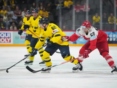 Švéd Jesper Froden a Dán Christian Wejse v zápase o bronz Švédsko - Dánsko na MS v hokeji 2025.