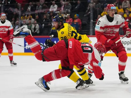 Dán Anders Koch a Švéd Marcus Pettersson v zápase o bronz Švédsko - Dánsko na MS v hokeji 2025.