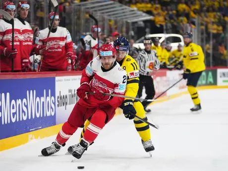 Dán Nikolaj Ehlers a Švéd Mikael Backlund v zápase o bronz Švédsko - Dánsko na MS v hokeji 2025.