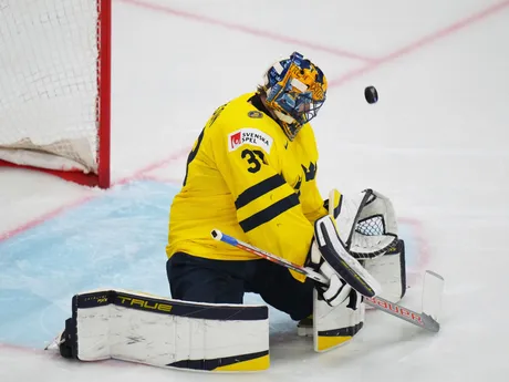Brankár Švédska Samuel Ersson v zápase o bronz Švédsko - Dánsko na MS v hokeji 2025.