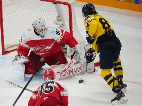 Švéd William Nylander a brankár Dánska Frederik Dichow v zápase o bronz Švédsko - Dánsko na MS v hokeji 2025.