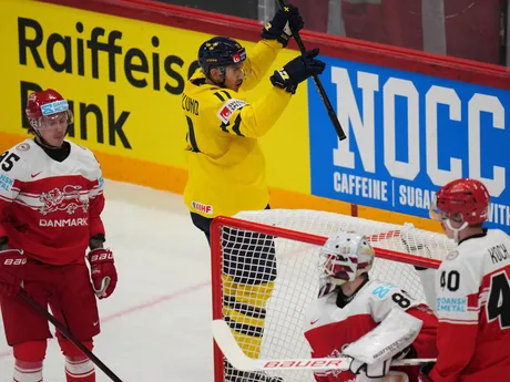 Mikael Backlund oslavuje gól v zápase o bronz Švédsko - Dánsko na MS v hokeji 2025.