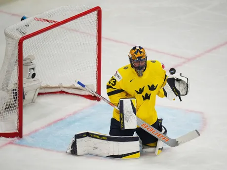 Brankár Švédska Samuel Ersson v zápase o bronz Švédsko - Dánsko na MS v hokeji 2025.