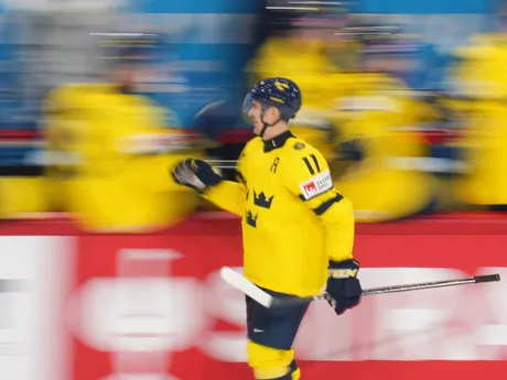 Švéd Mikael Backlund oslavuje gól v zápase o bronz Švédsko - Dánsko na MS v hokeji 2025.