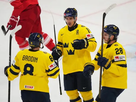 Švédski hokejisti oslavujú gól v zápase o bronz Švédsko - Dánsko na MS v hokeji 2025.
