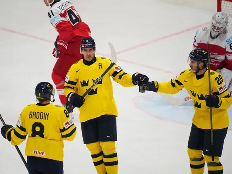 Švédski hokejisti oslavujú gól v zápase o bronz Švédsko - Dánsko na MS v hokeji 2025.