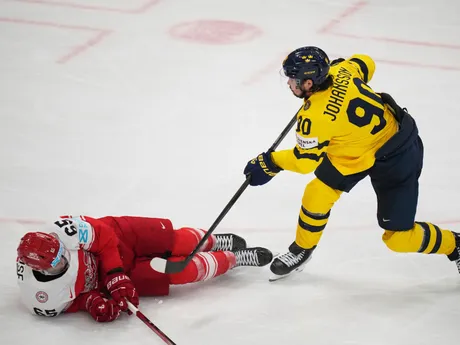 Švéd Marcus Johansson a Dán Christian Wejse v zápase o bronz Švédsko - Dánsko na MS v hokeji 2025.