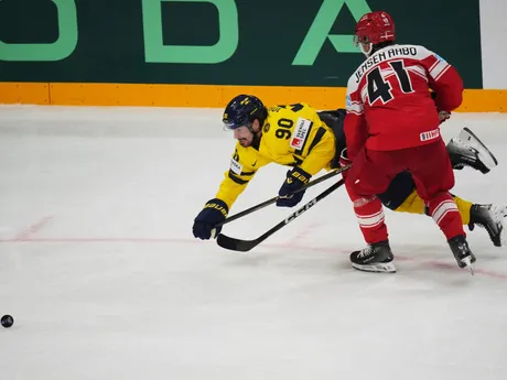 Švéd Marcus Johansson a Dán Jesper Jensen Aabo v zápase o bronz Švédsko - Dánsko na MS v hokeji 2025.