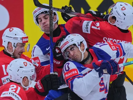Šarvátka v zápase finále Švajčiarsko - USA na MS v hokeji 2025.