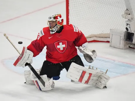 Leonardo Genoni v zápase Švajčiarsko - USA vo finále MS v hokeji 2025. 