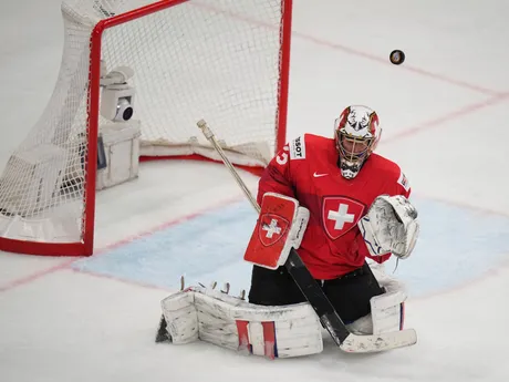 Leonardo Genoni počas zápasu Švajčiarsko - USA vo finále MS v hokeji 2025. 