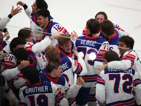 Hokejisti USA oslavujú titul majstra sveta po triumfe 1:0 nad Švajčiarskom na MS v hokeji 2025.