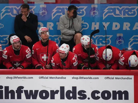 Sklamaní hráči Švajčiarska po prehre vo finále 0:1 s reprezentáciou USA na MS v hokeji 2025.