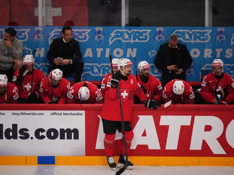 Sklamaní hráči Švajčiarska po prehre vo finále 0:1 s reprezentáciou USA na MS v hokeji 2025.