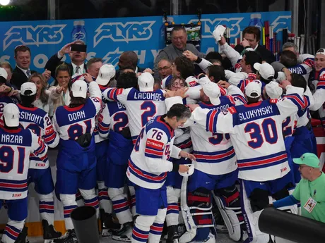 Hokejisti USA oslavujú titul majstra sveta po triumfe 1:0 nad Švajčiarskom na MS v hokeji 2025.