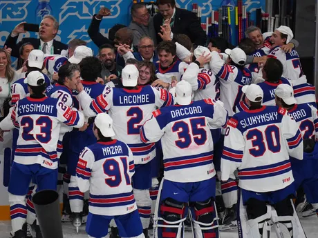 Hokejisti USA oslavujú titul majstra sveta po triumfe 1:0 nad Švajčiarskom na MS v hokeji 2025.