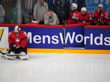 Sklamaní hráči Švajčiarska po prehre vo finále 0:1 s reprezentáciou USA na MS v hokeji 2025.