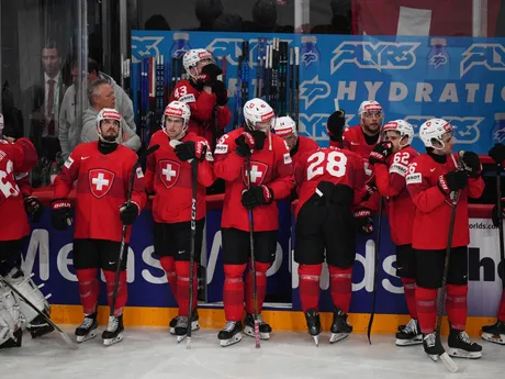 Sklamaní hráči Švajčiarska po prehre vo finále 0:1 s reprezentáciou USA na MS v hokeji 2025.