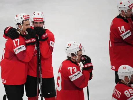 Sklamaní hráči Švajčiarska po prehre vo finále 0:1 s reprezentáciou USA na MS v hokeji 2025.