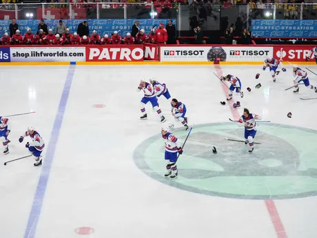 Hokejisti USA oslavujú titul majstra sveta po triumfe 1:0 nad Švajčiarskom na MS v hokeji 2025.