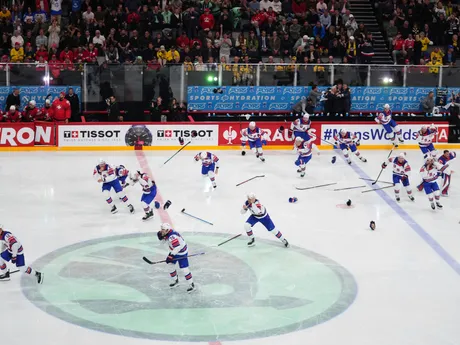 Hokejisti USA oslavujú titul majstra sveta po triumfe 1:0 nad Švajčiarskom na MS v hokeji 2025.
