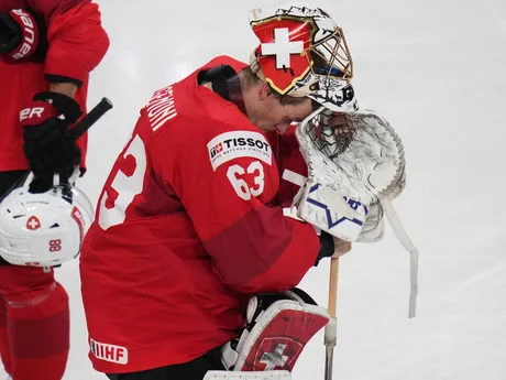 Sklamaný brankár Švajčiarska Leonardo Genoni po prehre vo finále 0:1 s reprezentáciou USA na MS v hokeji 2025.