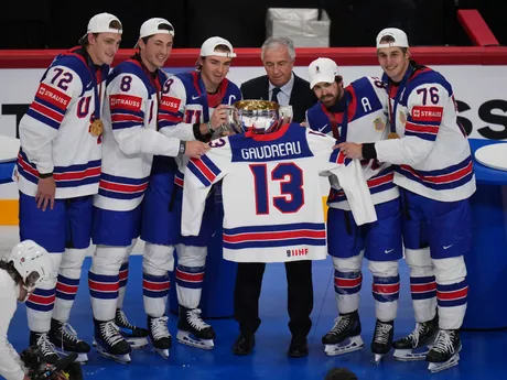 Hokejisti USA oslavujú titul majstra sveta po triumfe 1:0 nad Švajčiarskom na MS v hokeji 2025.