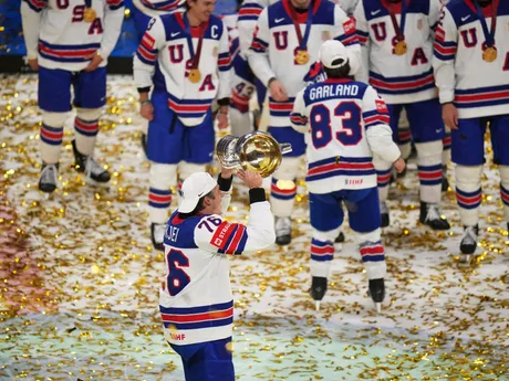 Hokejisti USA oslavujú titul majstra sveta po triumfe 1:0 nad Švajčiarskom na MS v hokeji 2025.