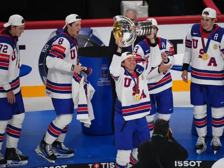 Hokejisti USA oslavujú titul majstra sveta po triumfe 1:0 nad Švajčiarskom na MS v hokeji 2025.