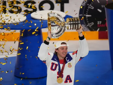 Hokejisti USA oslavujú titul majstra sveta po triumfe 1:0 nad Švajčiarskom na MS v hokeji 2025.
