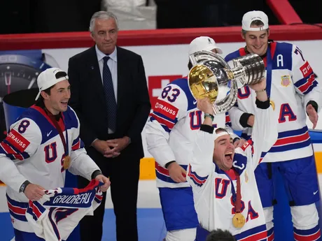 Hokejisti USA oslavujú titul majstra sveta po triumfe 1:0 nad Švajčiarskom na MS v hokeji 2025.