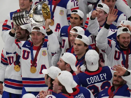 Hokejisti USA oslavujú titul majstra sveta po triumfe 1:0 nad Švajčiarskom na MS v hokeji 2025.