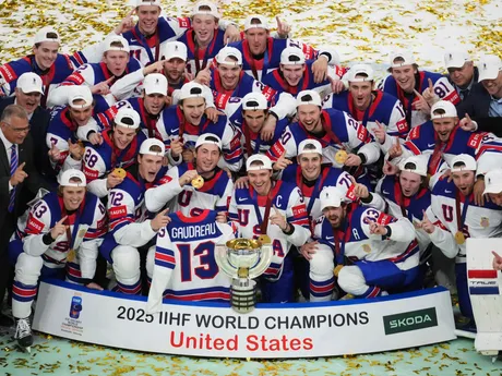 Hokejisti USA oslavujú titul majstra sveta po triumfe 1:0 nad Švajčiarskom na MS v hokeji 2025.