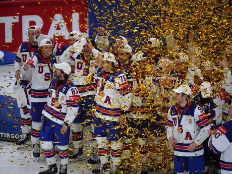 Hokejisti USA oslavujú titul majstra sveta po triumfe 1:0 nad Švajčiarskom na MS v hokeji 2025.